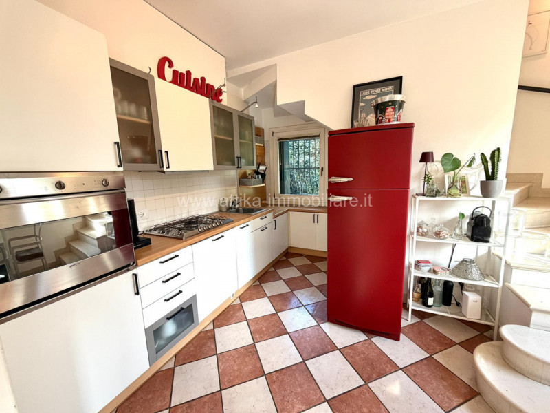 Porzione di casa a schiera di testa situata in zona Sant'Agostino, un comune che offre una combin...