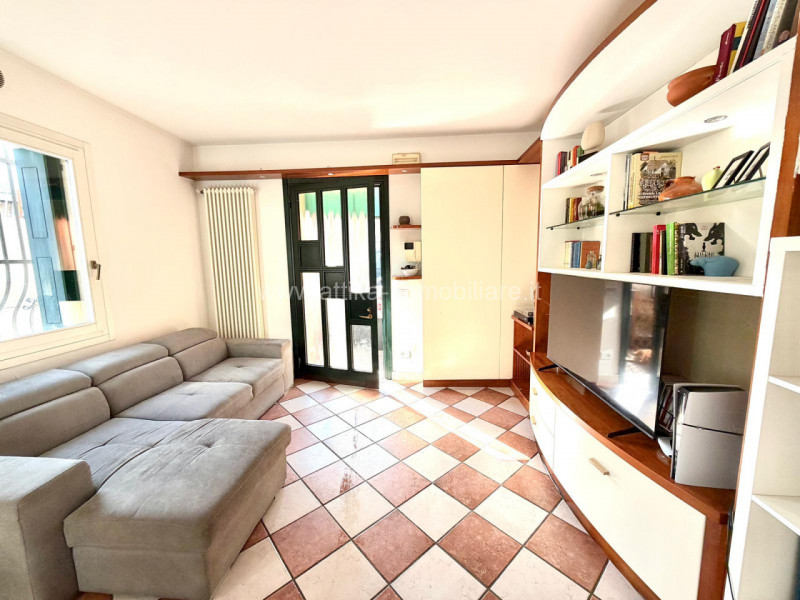 Porzione di casa a schiera di testa situata in zona Sant'Agostino, un comune che offre una combin...