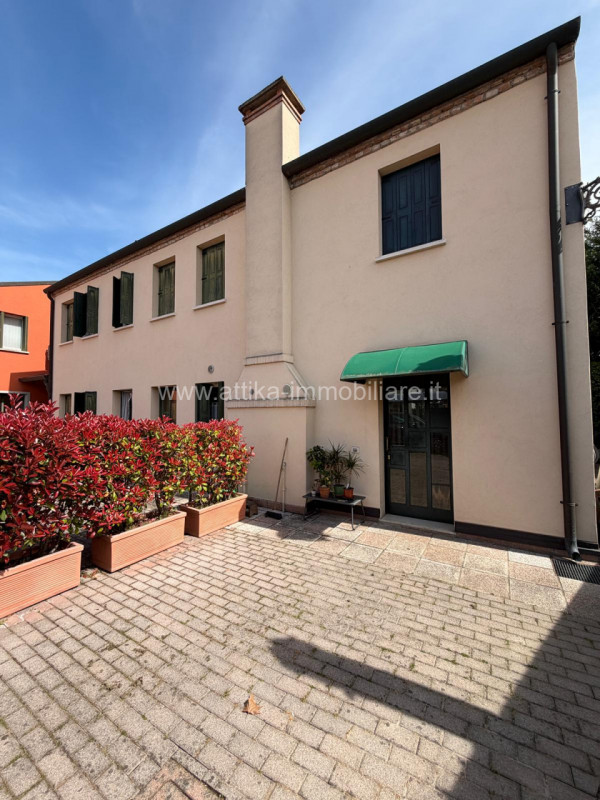 Porzione di casa a schiera di testa situata in zona Sant'Agostino, un comune che offre una combin...