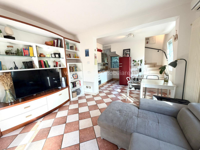 Porzione di casa a schiera di testa situata in zona Sant'Agostino, un comune che offre una combin...