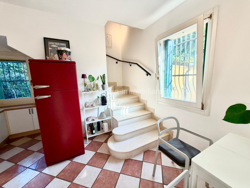 Porzione di casa a schiera di testa situata in zona Sant'Agostino, un comune che offre una combin...