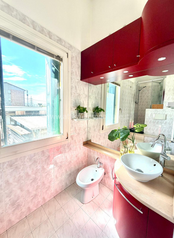 Porzione di casa a schiera di testa situata in zona Sant'Agostino, un comune che offre una combin...