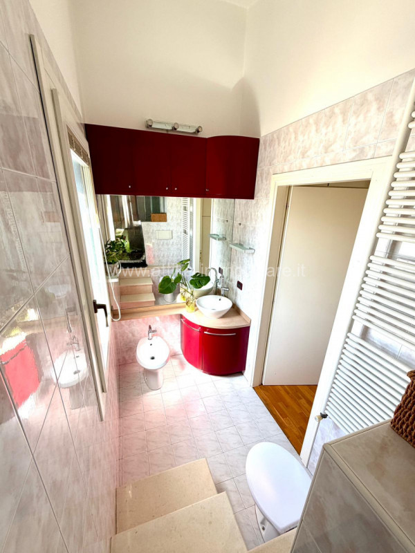 Porzione di casa a schiera di testa situata in zona Sant'Agostino, un comune che offre una combin...