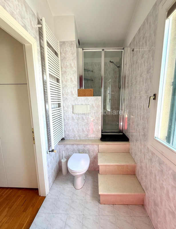 Porzione di casa a schiera di testa situata in zona Sant'Agostino, un comune che offre una combin...