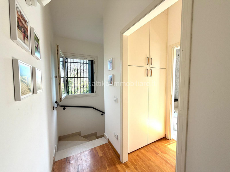 Porzione di casa a schiera di testa situata in zona Sant'Agostino, un comune che offre una combin...