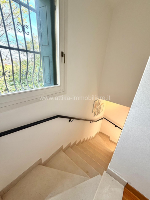 Porzione di casa a schiera di testa situata in zona Sant'Agostino, un comune che offre una combin...