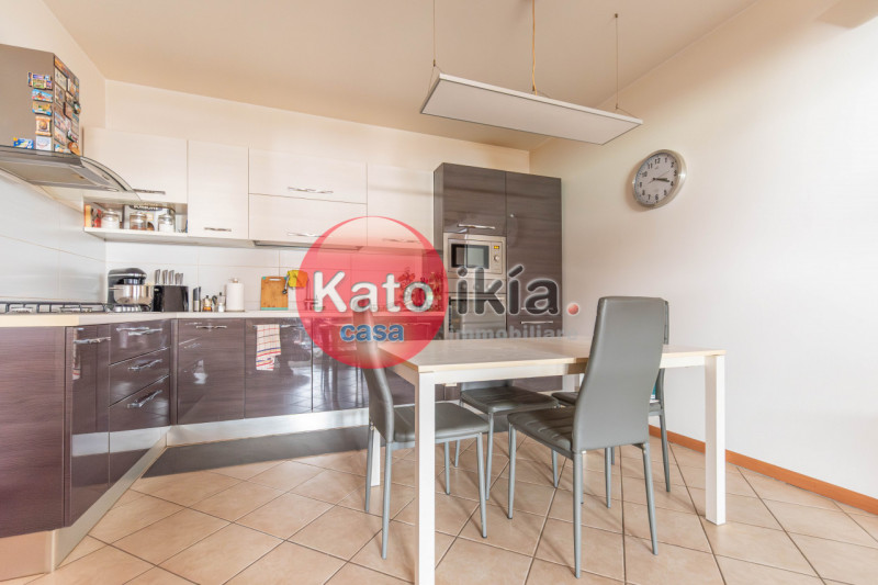 In zona Perara proponiamo in vendita appartamento del 2005 situato al piano terra. L'immobile è i...