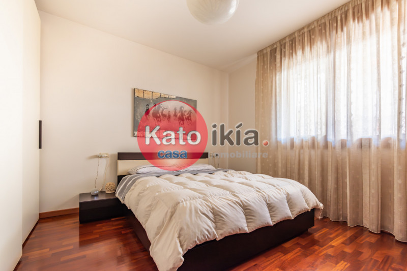 In zona Perara proponiamo in vendita appartamento del 2005 situato al piano terra. L'immobile è i...