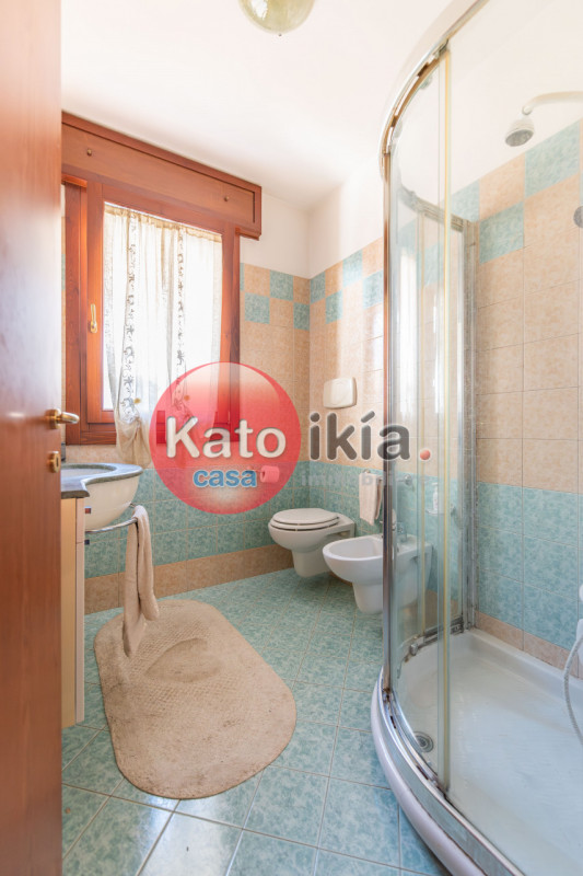 In zona Perara proponiamo in vendita appartamento del 2005 situato al piano terra. L'immobile è i...