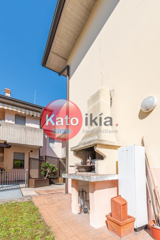 In zona Perara proponiamo in vendita appartamento del 2005 situato al piano terra. L'immobile è i...