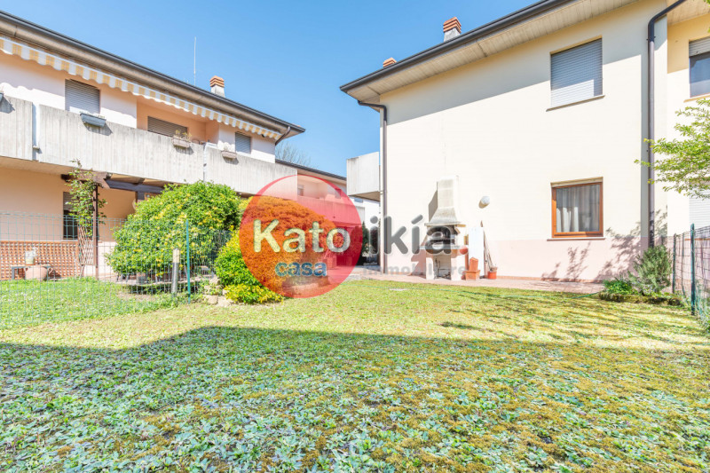 In zona Perara proponiamo in vendita appartamento del 2005 situato al piano terra. L'immobile è i...