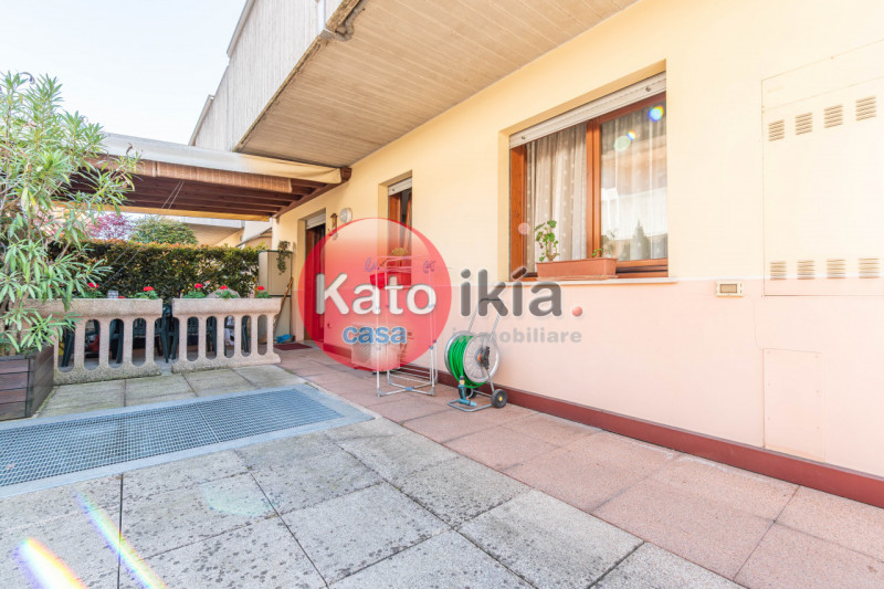 In zona Perara proponiamo in vendita appartamento del 2005 situato al piano terra. L'immobile è i...