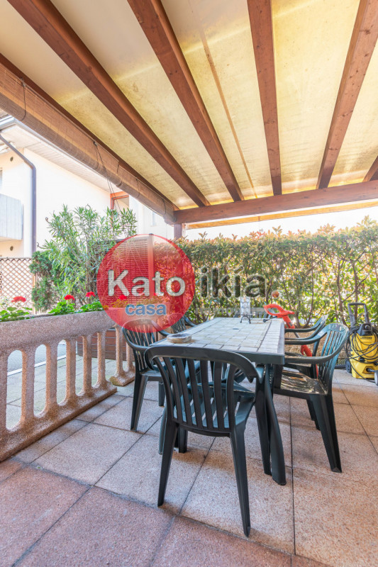 In zona Perara proponiamo in vendita appartamento del 2005 situato al piano terra. L'immobile è i...