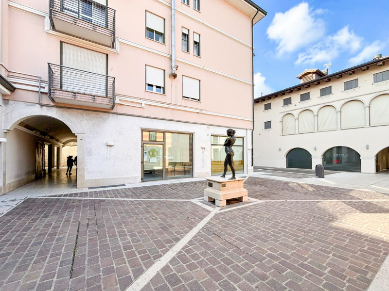 (Per INFO Vittorio 3517343301) Proponiamo in affitto un affascinante locale commerciale nel cuore...