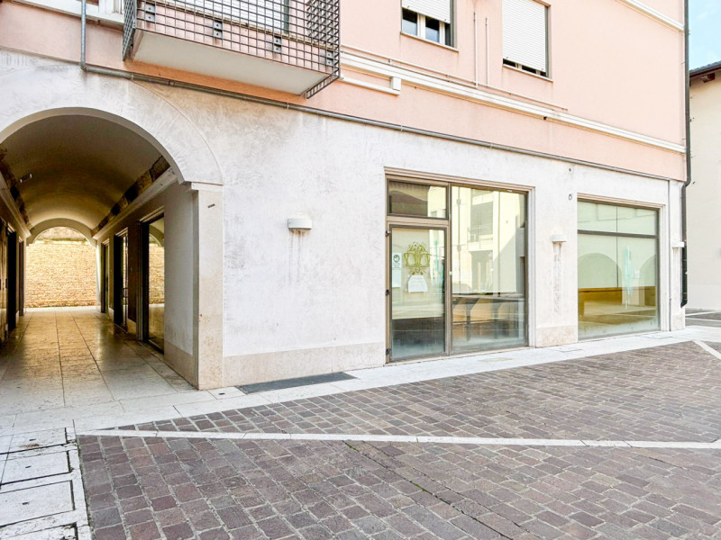 (Per INFO Vittorio 3517343301) Proponiamo in affitto un affascinante locale commerciale nel cuore...