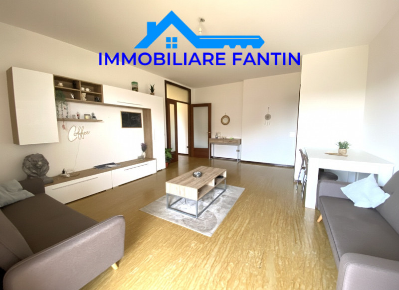 Proponiamo in affitto un ampio e luminoso appartamento trilocale di circa 85 mq situato nella tra...