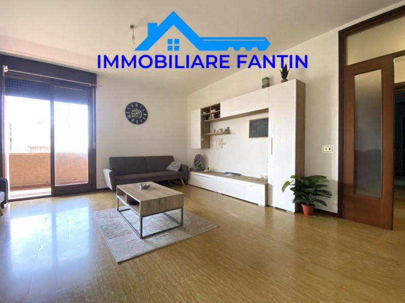 Proponiamo in affitto un ampio e luminoso appartamento trilocale di circa 85 mq situato nella tra...