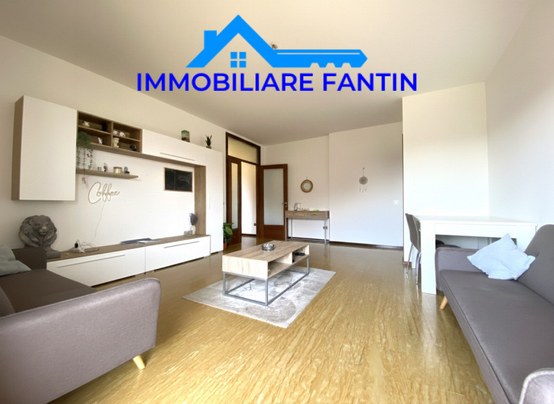 Proponiamo in affitto un ampio e luminoso appartamento trilocale di circa 85 mq situato nella tra...