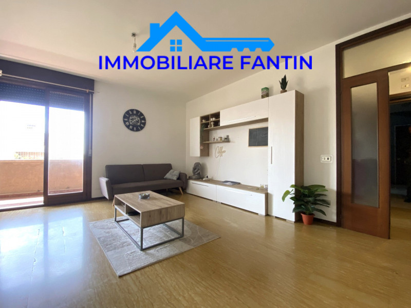 Proponiamo in affitto un ampio e luminoso appartamento trilocale di circa 85 mq situato nella tra...