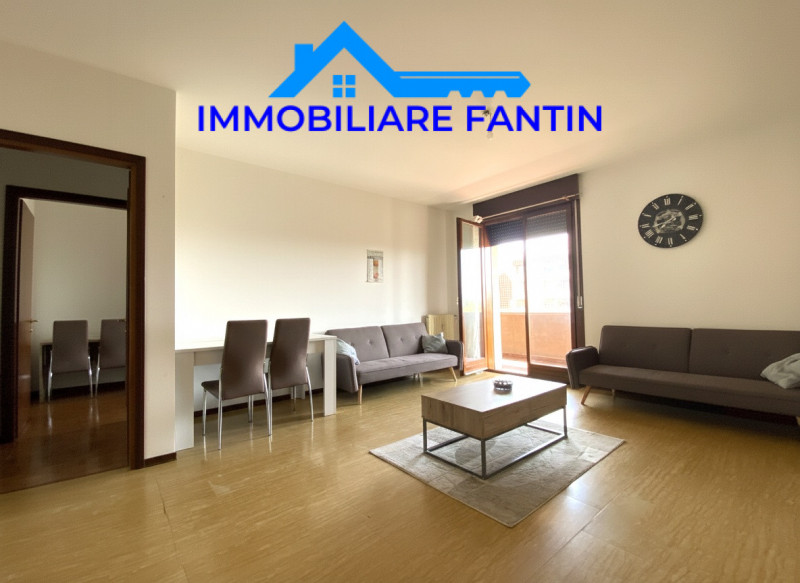 Proponiamo in affitto un ampio e luminoso appartamento trilocale di circa 85 mq situato nella tra...