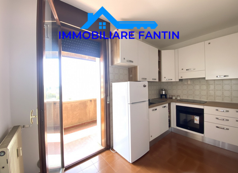 Proponiamo in affitto un ampio e luminoso appartamento trilocale di circa 85 mq situato nella tra...