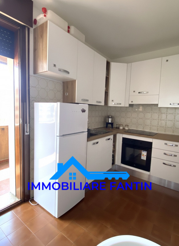 Proponiamo in affitto un ampio e luminoso appartamento trilocale di circa 85 mq situato nella tra...