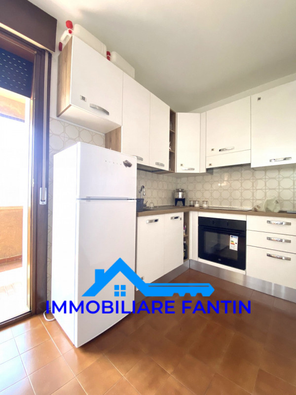 Proponiamo in affitto un ampio e luminoso appartamento trilocale di circa 85 mq situato nella tra...