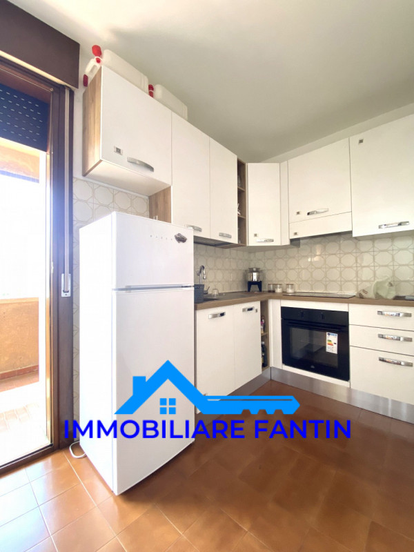 Proponiamo in affitto un ampio e luminoso appartamento trilocale di circa 85 mq situato nella tra...