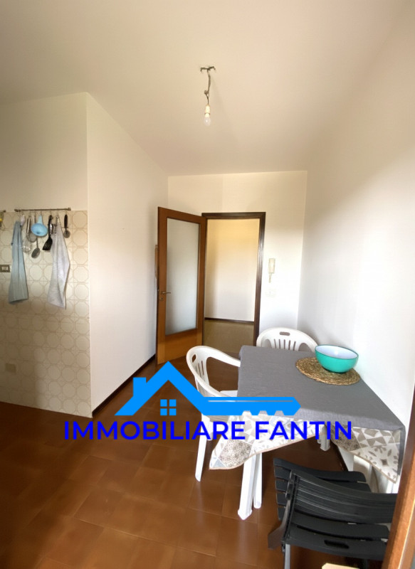 Proponiamo in affitto un ampio e luminoso appartamento trilocale di circa 85 mq situato nella tra...