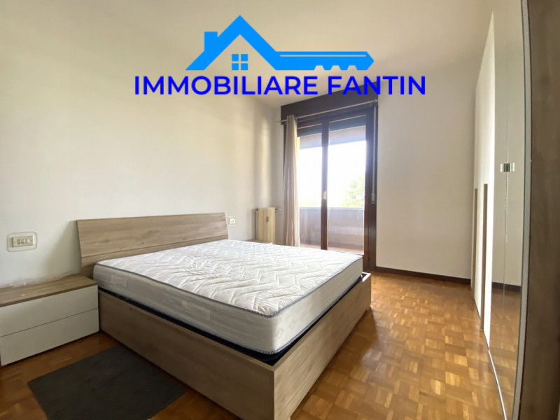 Proponiamo in affitto un ampio e luminoso appartamento trilocale di circa 85 mq situato nella tra...