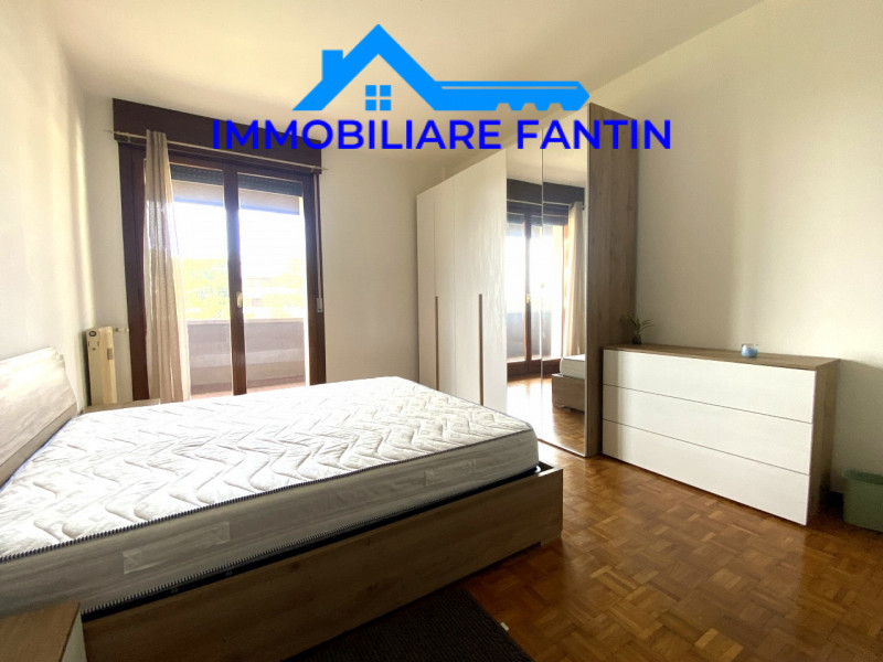 Proponiamo in affitto un ampio e luminoso appartamento trilocale di circa 85 mq situato nella tra...