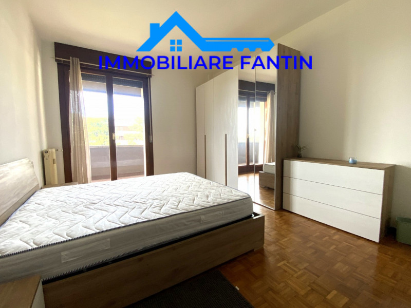 Proponiamo in affitto un ampio e luminoso appartamento trilocale di circa 85 mq situato nella tra...