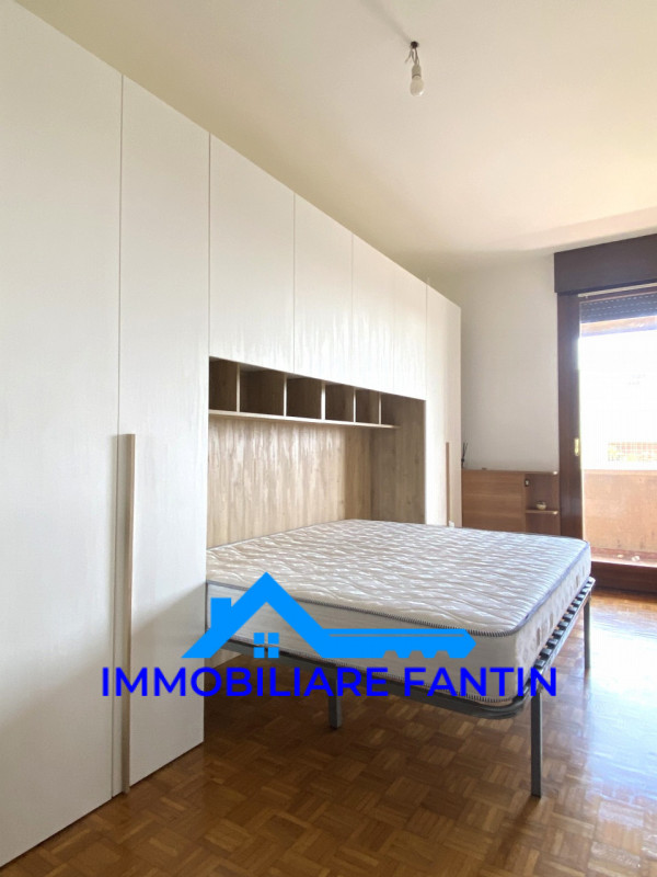 Proponiamo in affitto un ampio e luminoso appartamento trilocale di circa 85 mq situato nella tra...