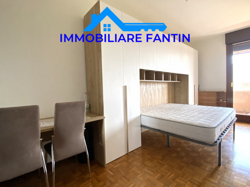 Proponiamo in affitto un ampio e luminoso appartamento trilocale di circa 85 mq situato nella tra...