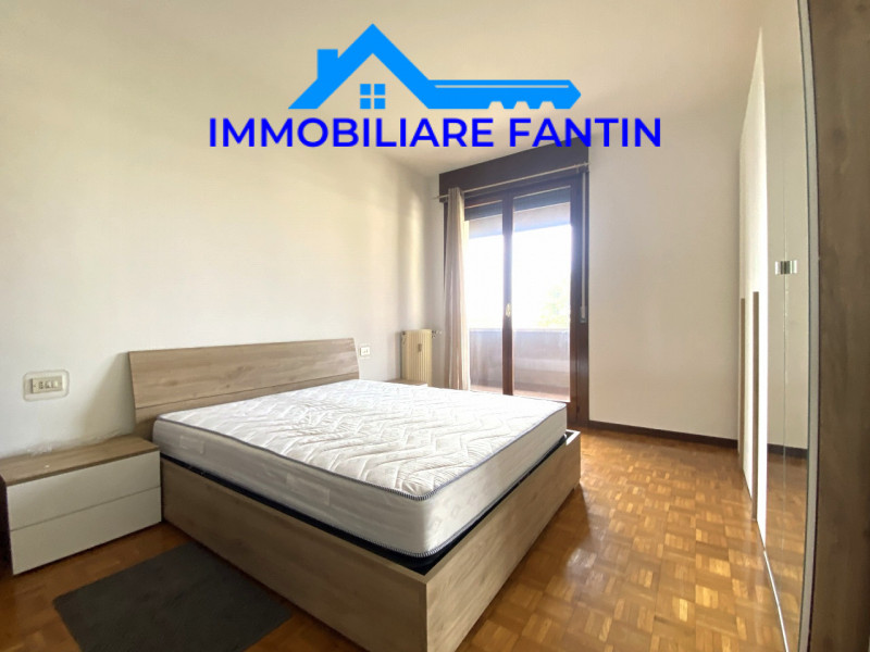 Proponiamo in affitto un ampio e luminoso appartamento trilocale di circa 85 mq situato nella tra...