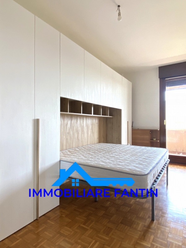 Proponiamo in affitto un ampio e luminoso appartamento trilocale di circa 85 mq situato nella tra...