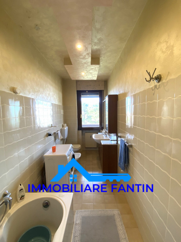 Proponiamo in affitto un ampio e luminoso appartamento trilocale di circa 85 mq situato nella tra...