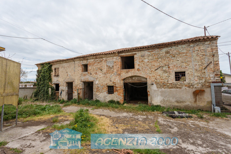 PRESTIGIOSO COMPLESSO RURALE CON VILLA STORICA E SCUDERIE A TRIBANO CON TERRENO AGRICOLO DI BEN 1...