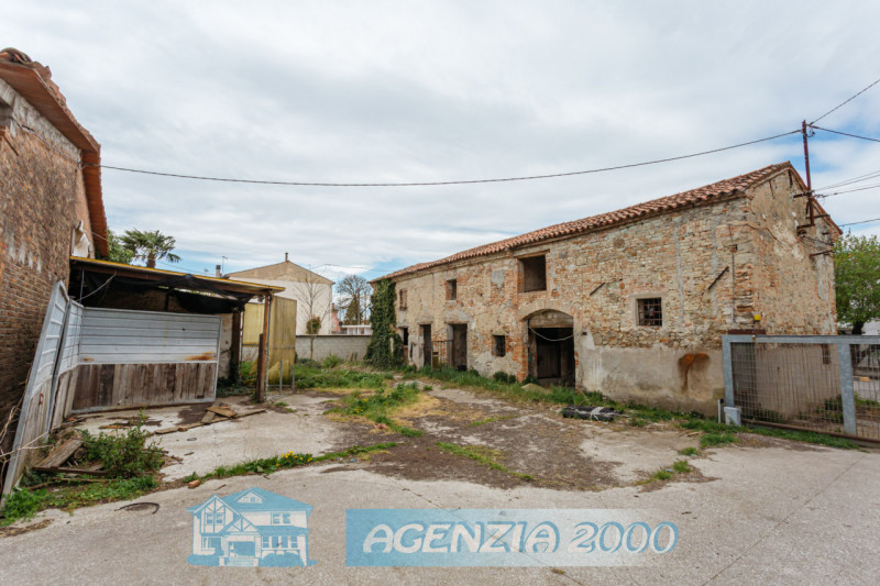 PRESTIGIOSO COMPLESSO RURALE CON VILLA STORICA E SCUDERIE A TRIBANO CON TERRENO AGRICOLO DI BEN 1...