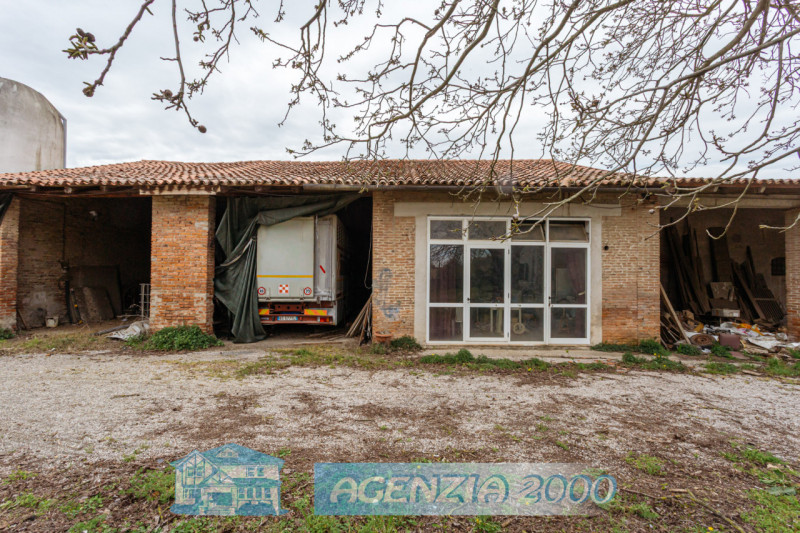 PRESTIGIOSO COMPLESSO RURALE CON VILLA STORICA E SCUDERIE A TRIBANO CON TERRENO AGRICOLO DI BEN 1...