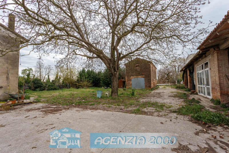 PRESTIGIOSO COMPLESSO RURALE CON VILLA STORICA E SCUDERIE A TRIBANO CON TERRENO AGRICOLO DI BEN 1...