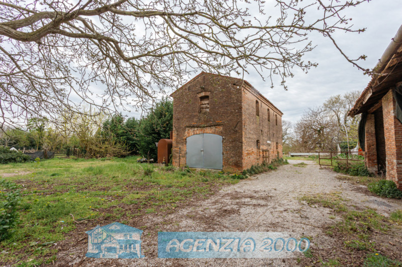 PRESTIGIOSO COMPLESSO RURALE CON VILLA STORICA E SCUDERIE A TRIBANO CON TERRENO AGRICOLO DI BEN 1...
