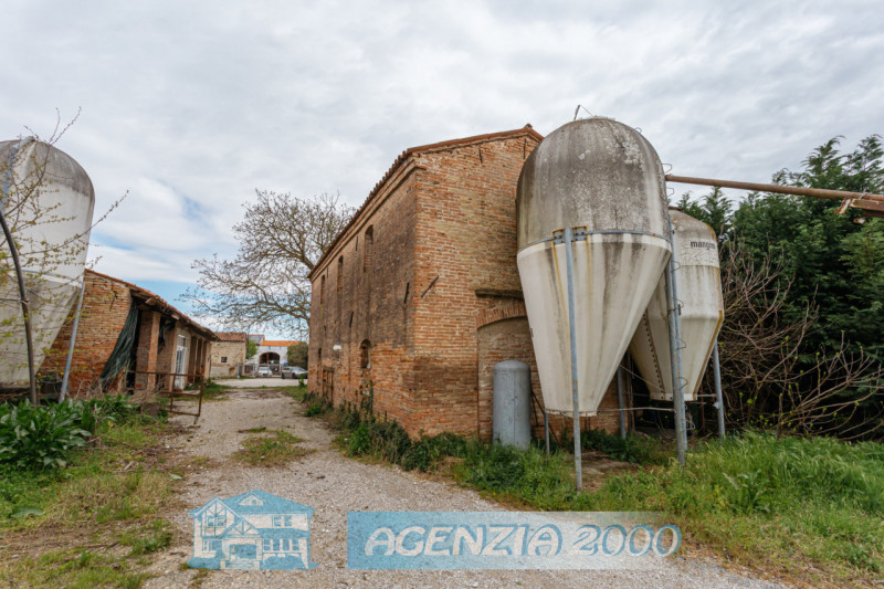 PRESTIGIOSO COMPLESSO RURALE CON VILLA STORICA E SCUDERIE A TRIBANO CON TERRENO AGRICOLO DI BEN 1...