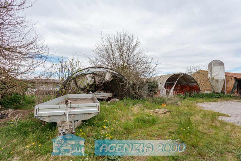 PRESTIGIOSO COMPLESSO RURALE CON VILLA STORICA E SCUDERIE A TRIBANO CON TERRENO AGRICOLO DI BEN 1...