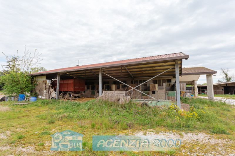 PRESTIGIOSO COMPLESSO RURALE CON VILLA STORICA E SCUDERIE A TRIBANO CON TERRENO AGRICOLO DI BEN 1...