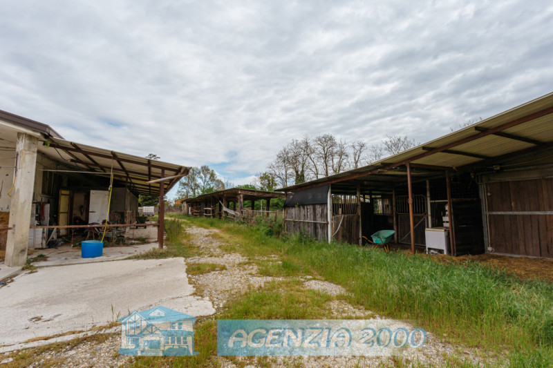 PRESTIGIOSO COMPLESSO RURALE CON VILLA STORICA E SCUDERIE A TRIBANO CON TERRENO AGRICOLO DI BEN 1...