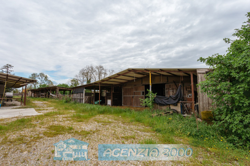 PRESTIGIOSO COMPLESSO RURALE CON VILLA STORICA E SCUDERIE A TRIBANO CON TERRENO AGRICOLO DI BEN 1...