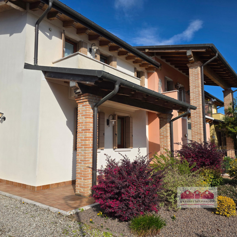 LANZE' DI QUINTO VICENTINO: DELIZIOSA SCHIERA DI TESTA CON GARAGE E GIARDINO PRIVATO, IN OTTIMO C...