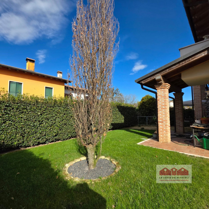 LANZE' DI QUINTO VICENTINO: DELIZIOSA SCHIERA DI TESTA CON GARAGE E GIARDINO PRIVATO, IN OTTIMO C...