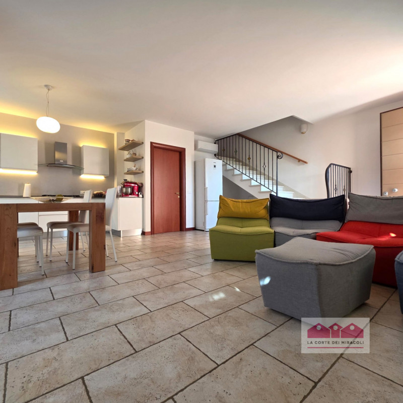 LANZE' DI QUINTO VICENTINO: DELIZIOSA SCHIERA DI TESTA CON GARAGE E GIARDINO PRIVATO, IN OTTIMO C...